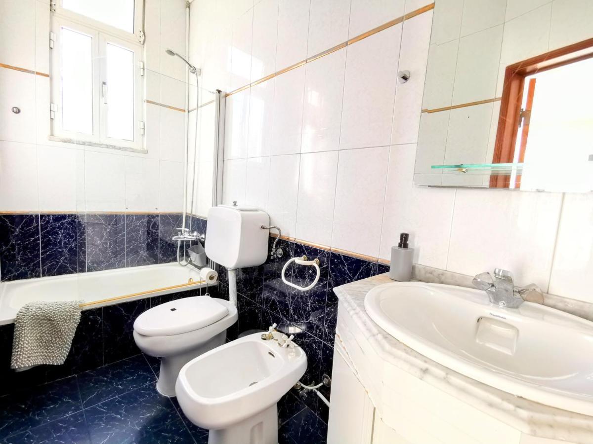 Tradicional Portuguese Apartment Lisbon Bagian luar foto